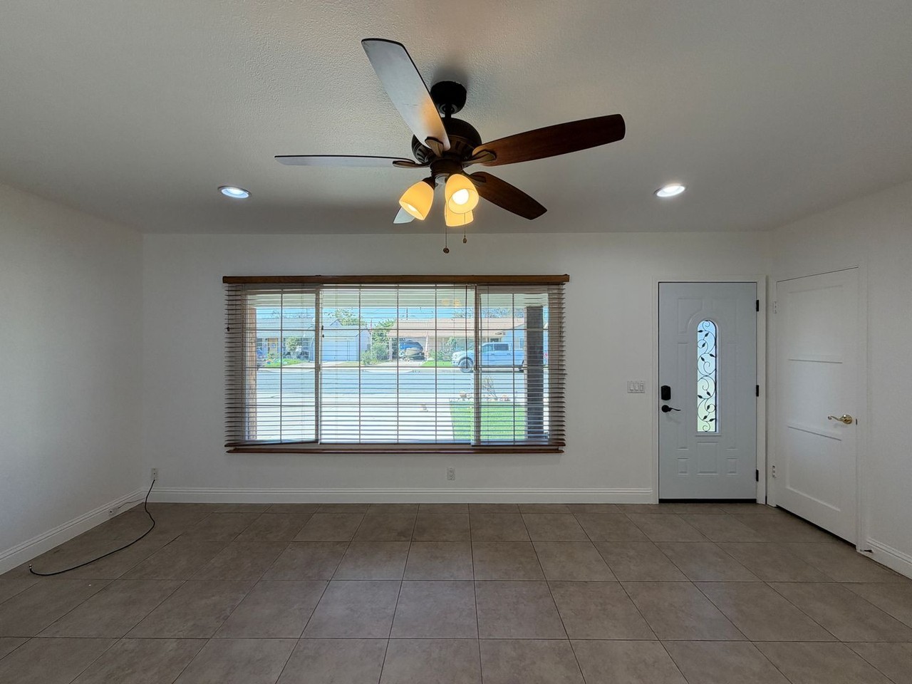 318 Capitol Dr - Photo 6 of 44