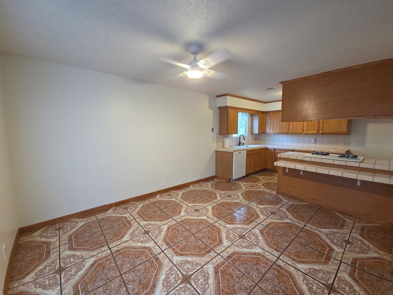 913 Sylvia St - Photo 3 of 31