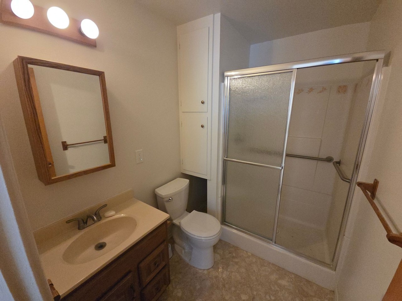 913 Sylvia St - Photo 5 of 31