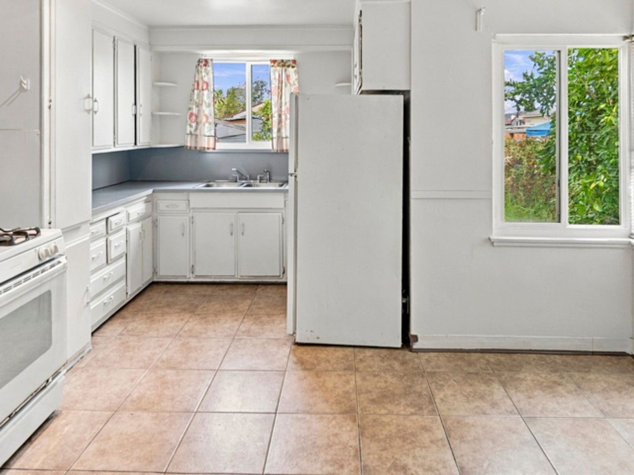 2315 Dashwood Ave - Photo 3 of 15