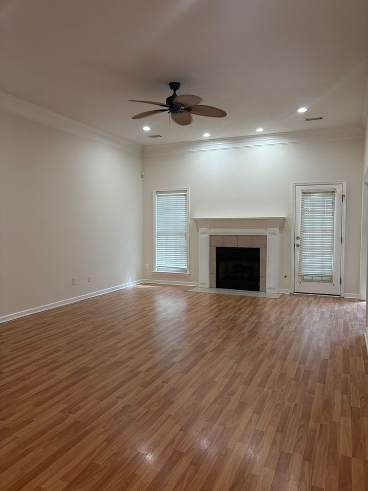 4246 4246 Colony Square Dr - Photo 5 of 36