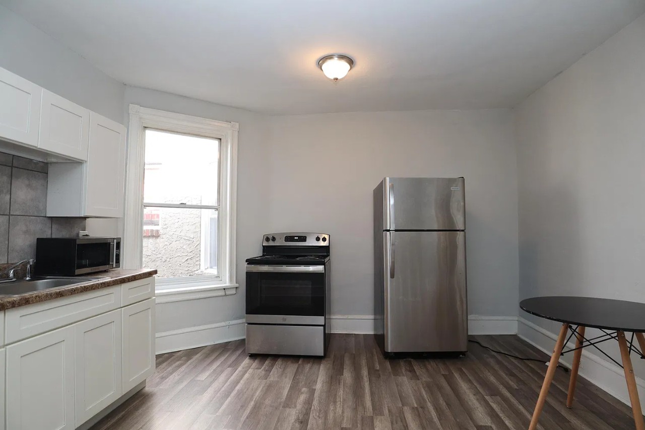 108 S Peach St - Photo 2 of 11