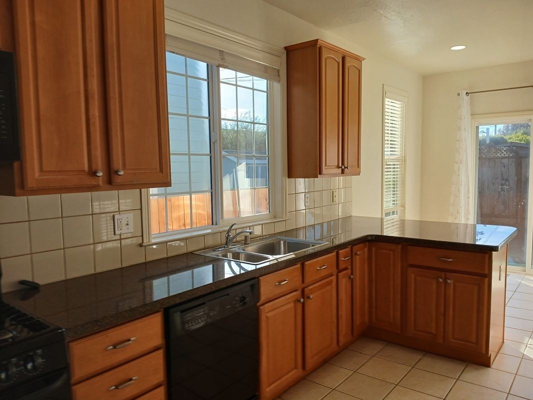 605 Fourth Ave - Photo 5 of 28