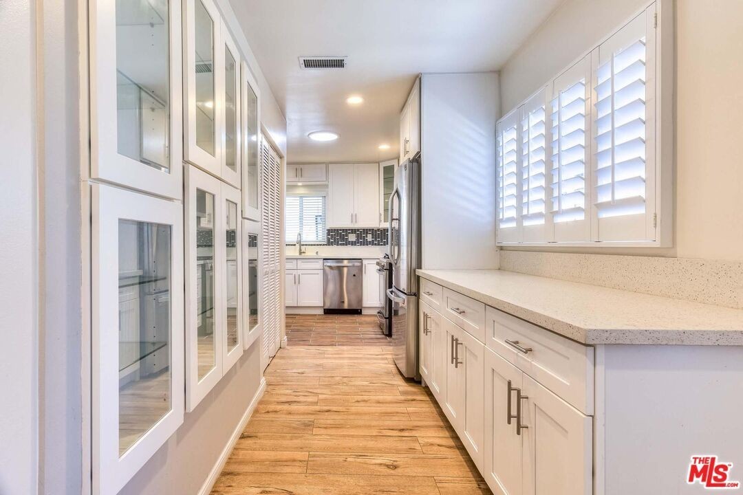 4923 Burgoyne Ln - Photo 3 of 35