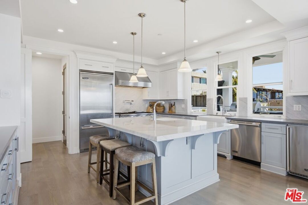 826 18th St - Photo 4 of 10