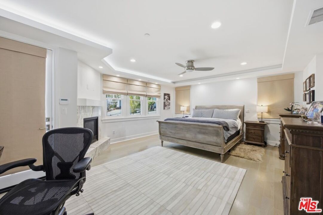 826 18th St - Photo 5 of 10