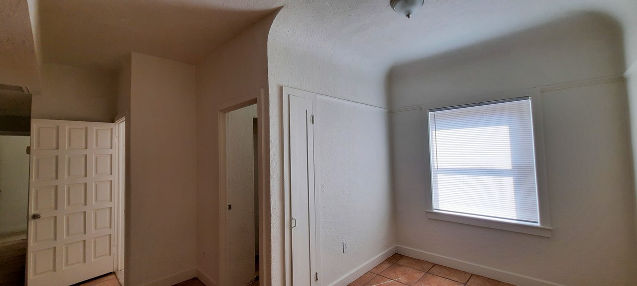 1230 E Pierce St #2 - Photo 5 of 15