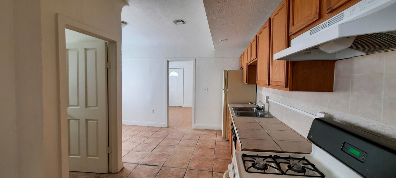 1230 E Pierce St #2 - Photo 7 of 15