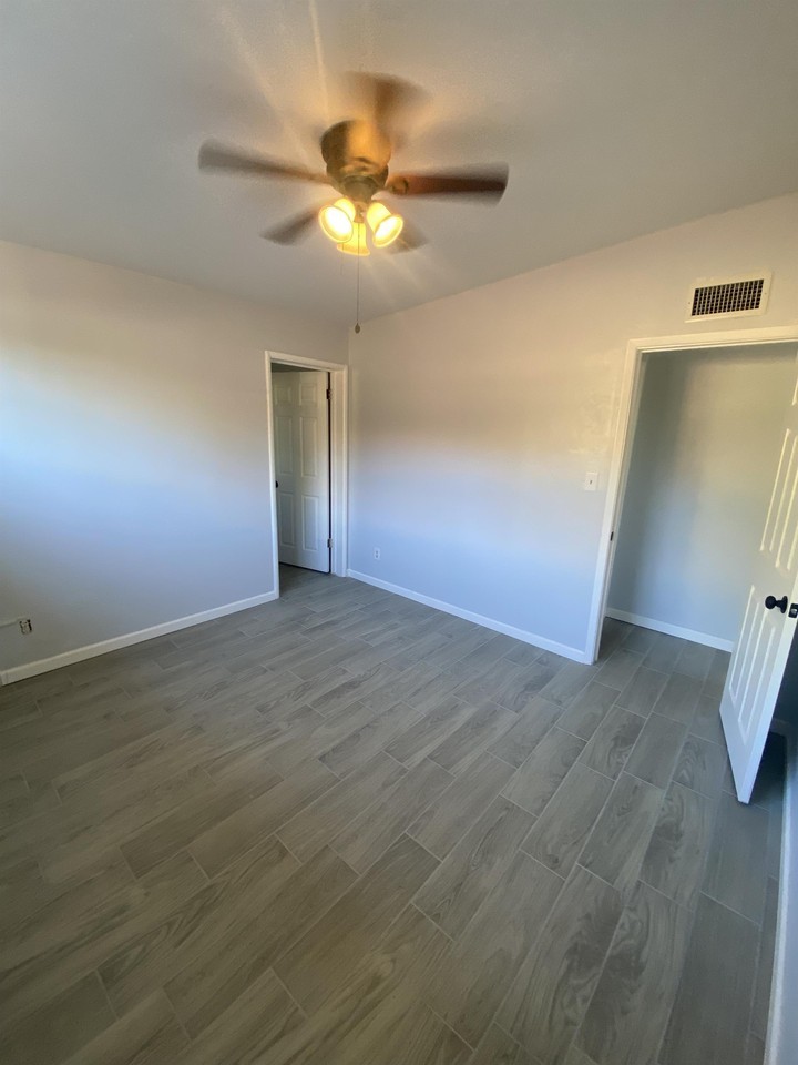 641 S Rosemont Ave #1 - Photo 4 of 21
