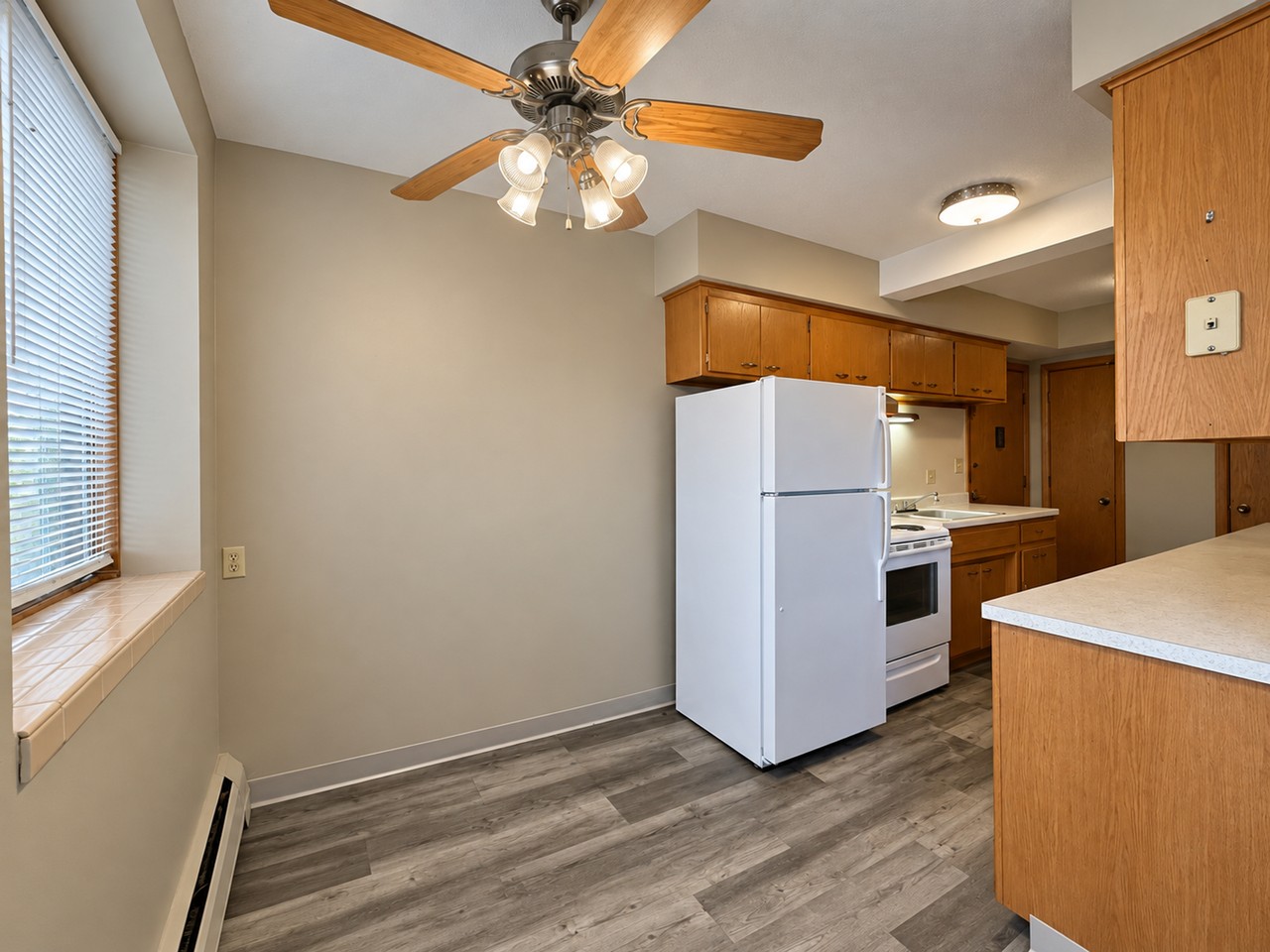 984 Van Buren Ave - Photo 2 of 12