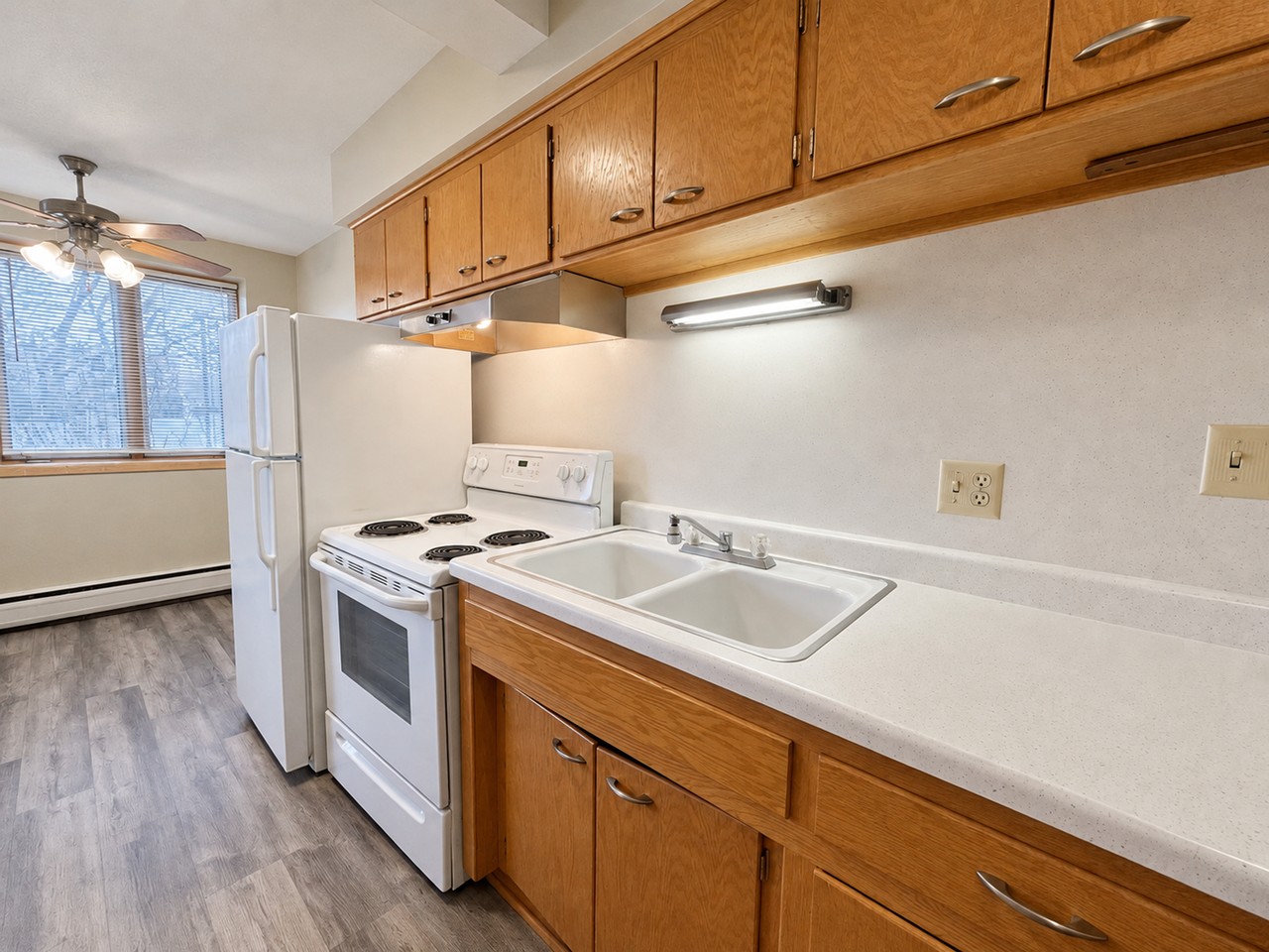 984 Van Buren Ave - Photo 4 of 12