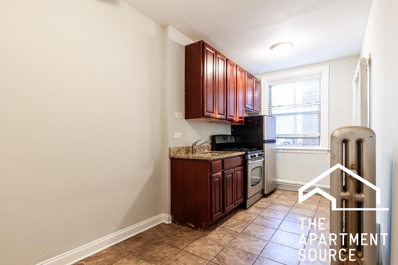 548 W Surf St #GDN - Photo 3 of 7