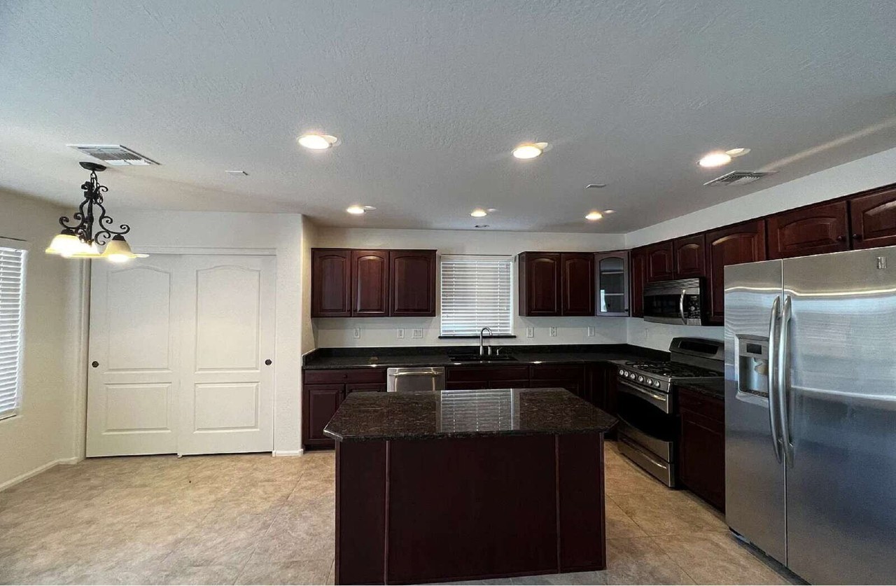2859 E Shady Spring Trl - Photo 2 of 17