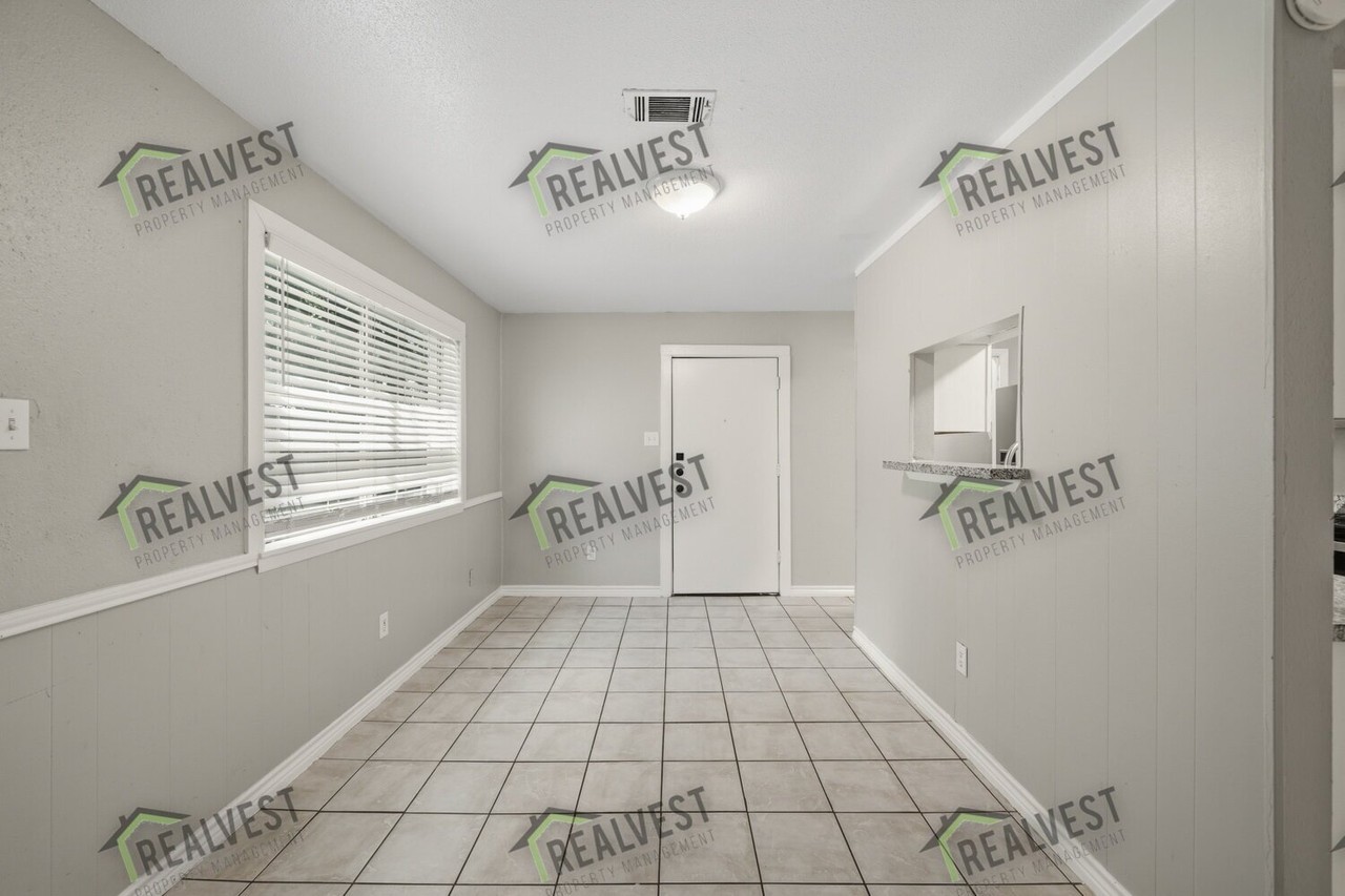 4605 Orange Cir N - Photo 3 of 10