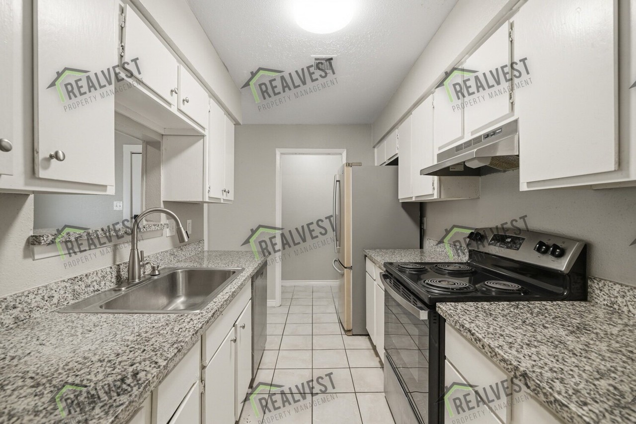 4605 Orange Cir N - Photo 4 of 10