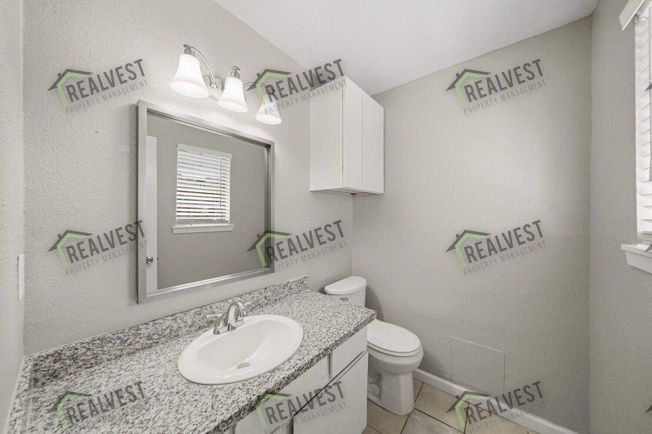 4605 Orange Cir N - Photo 6 of 10