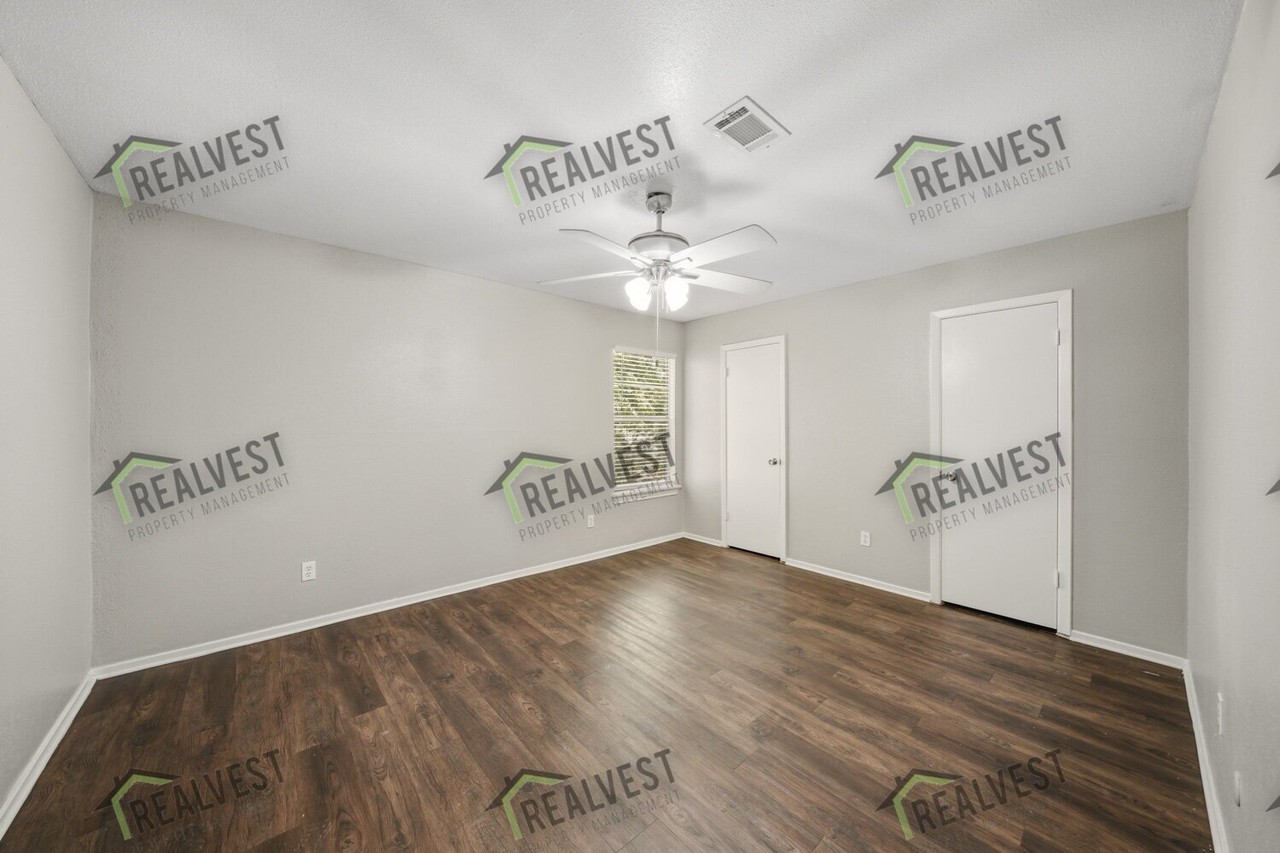 4605 Orange Cir N - Photo 7 of 10