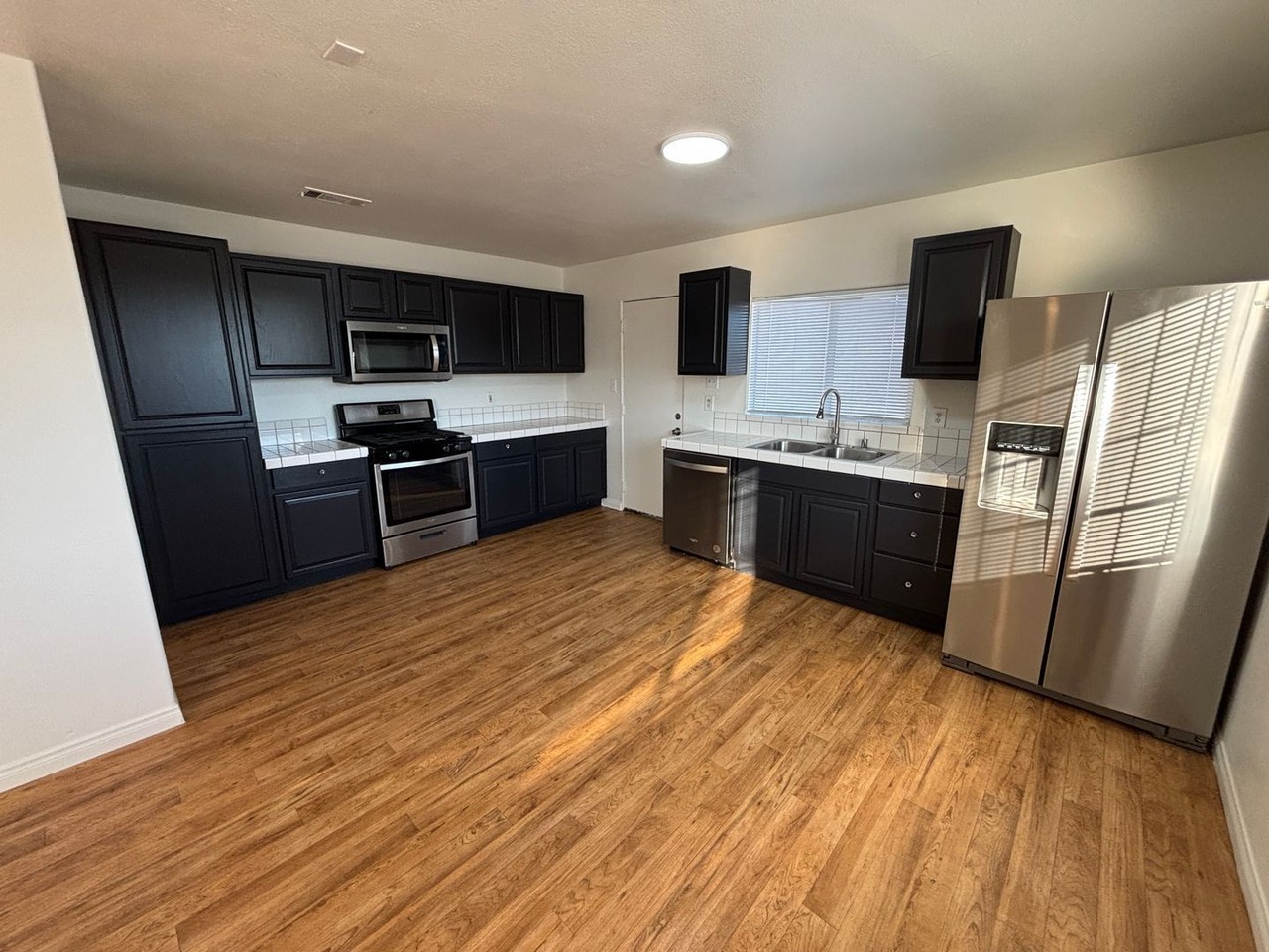 879 Wilson Ave - Photo 5 of 27