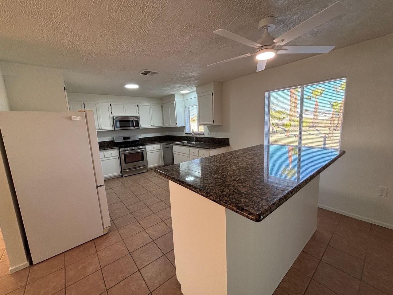 875 Wilson Ave - Photo 5 of 38