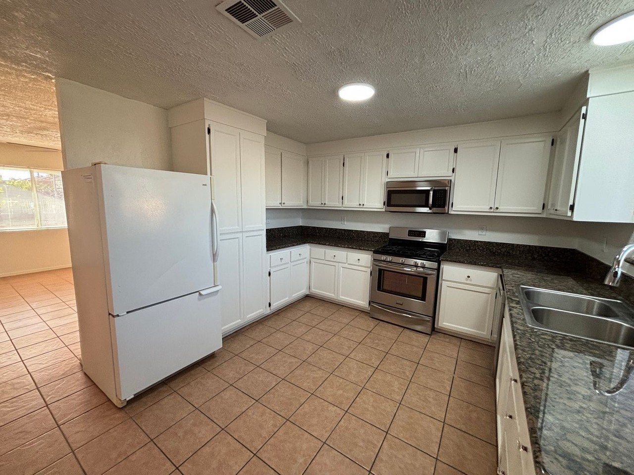 875 Wilson Ave - Photo 7 of 38