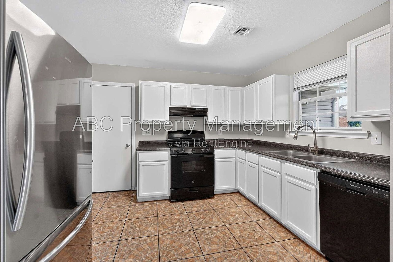 1106 S E St - Photo 2 of 19