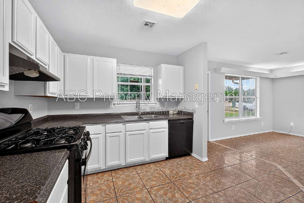 1106 S E St - Photo 3 of 19