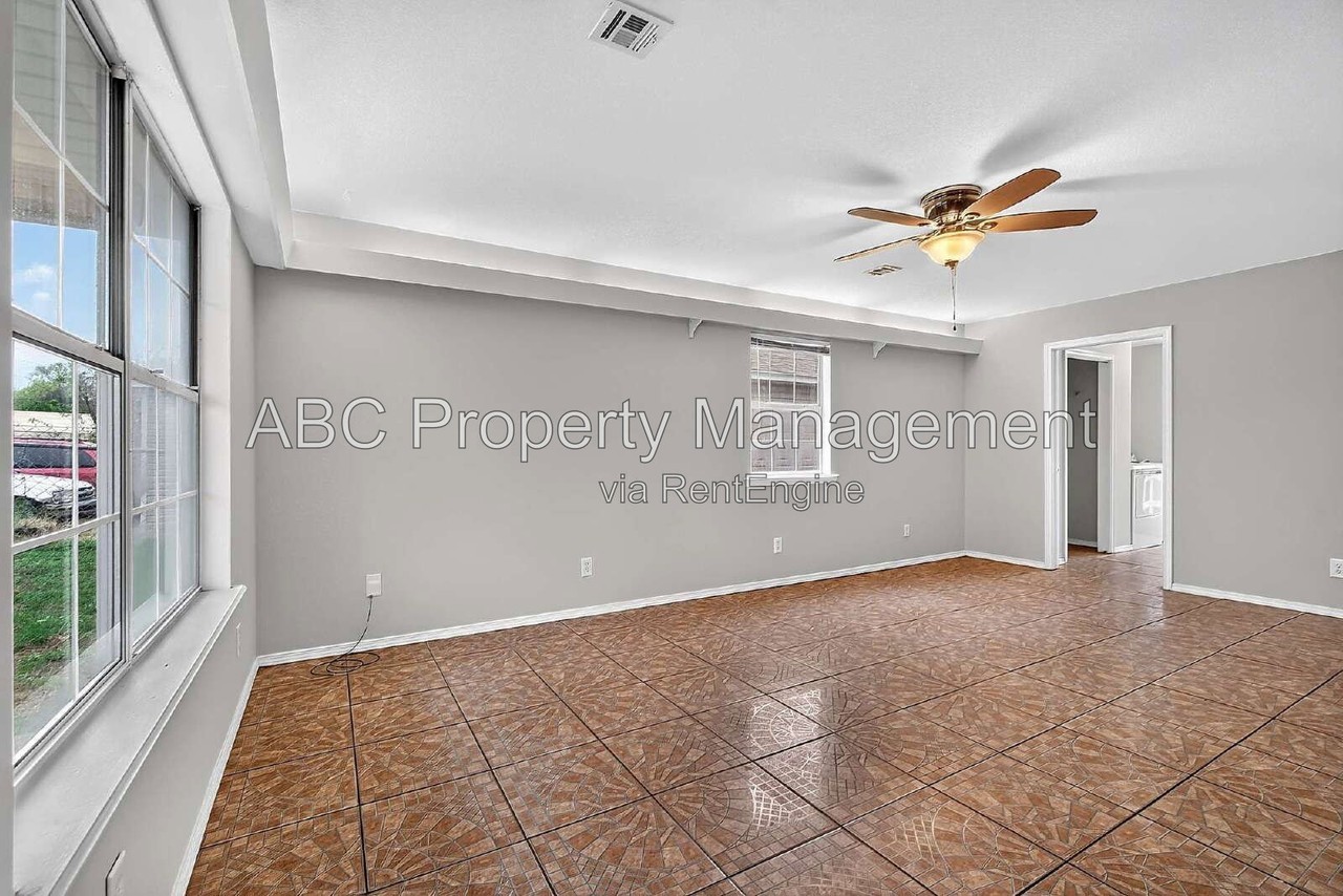 1106 S E St - Photo 4 of 19