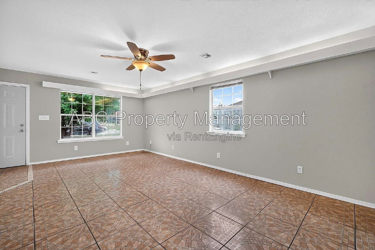 1106 S E St - Photo 6 of 19