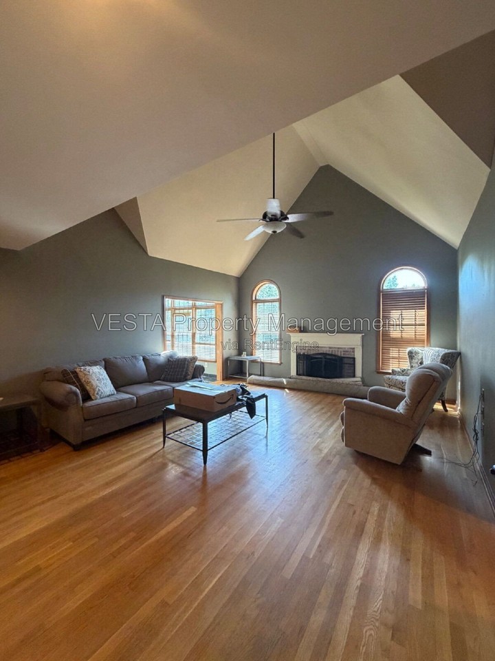 120 Sherwood Ave - Photo 4 of 24