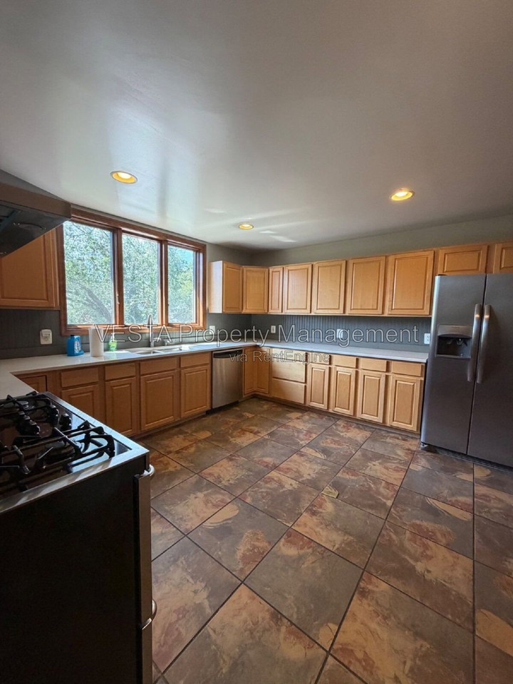 120 Sherwood Ave - Photo 5 of 24