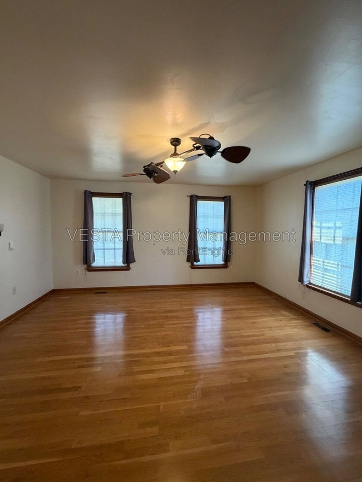120 Sherwood Ave - Photo 6 of 24