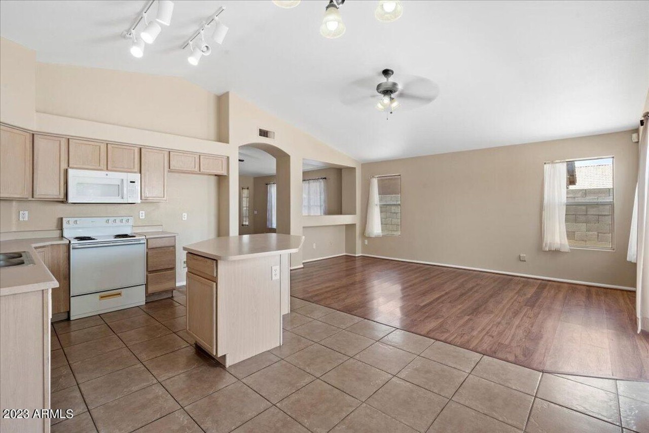 15624 W Magnolia St - Photo 6 of 21