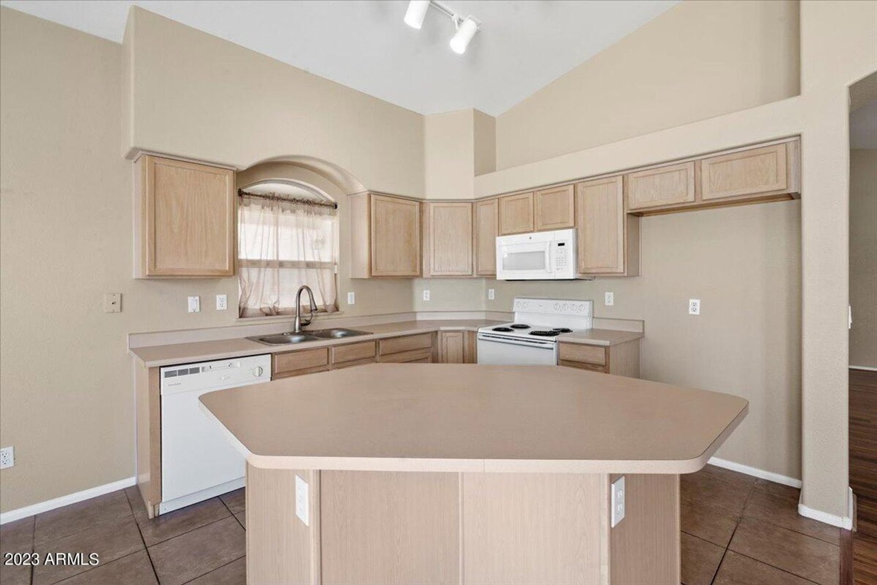15624 W Magnolia St - Photo 7 of 21