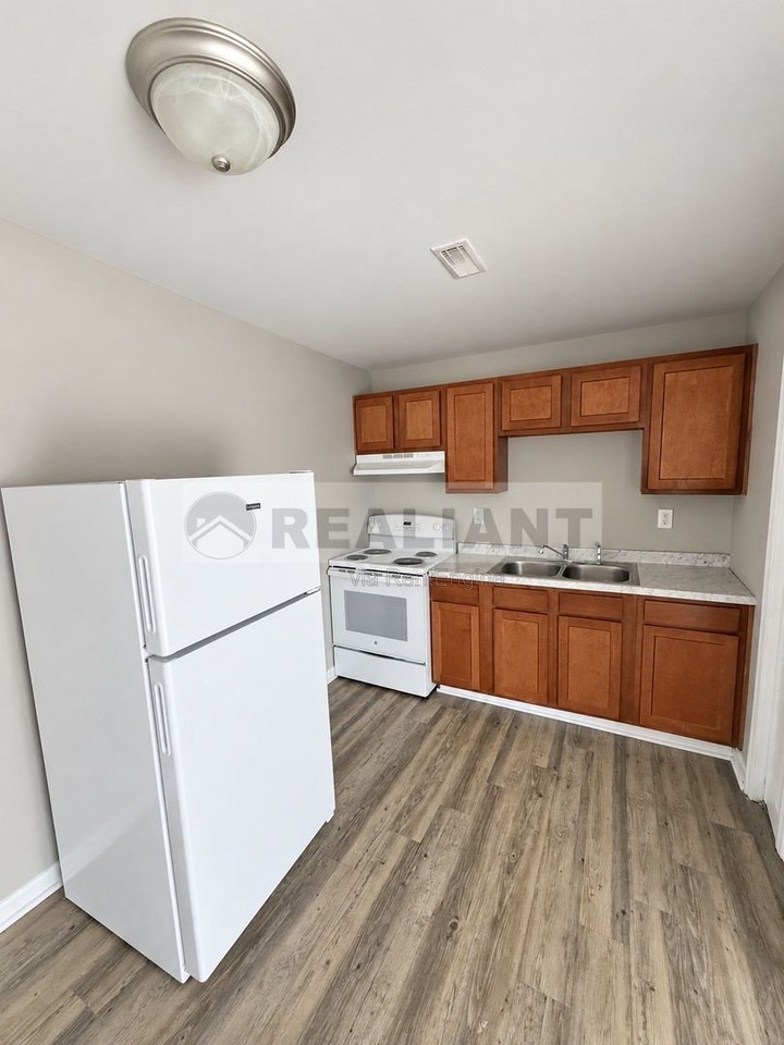 1708 Jennifer Rd #D8 - Photo 2 of 13