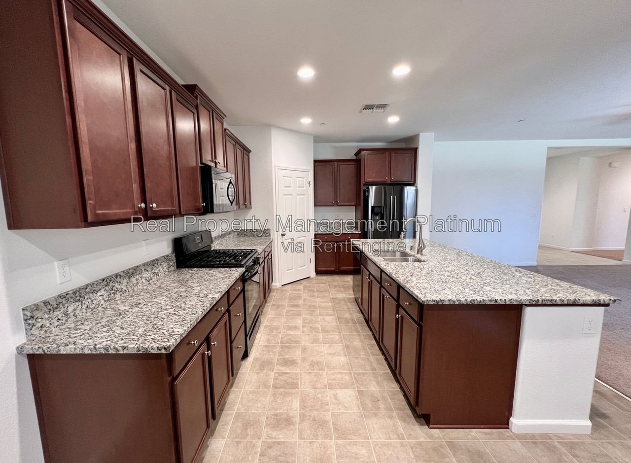 2407 N Stanley Ave - Photo 3 of 17