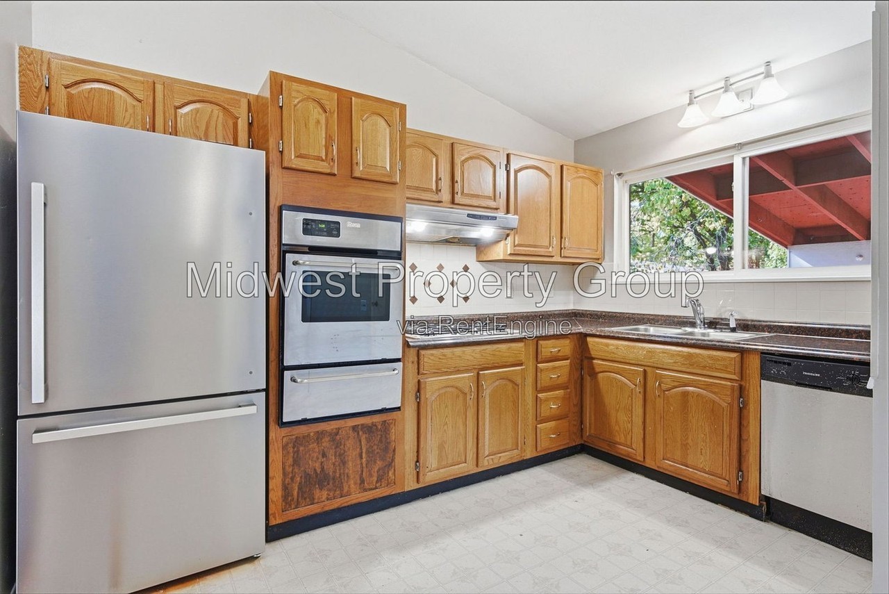 2410 Mockingbird Ln - Photo 4 of 32