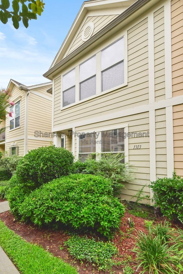 1313 Paige St - Photo 4 of 25