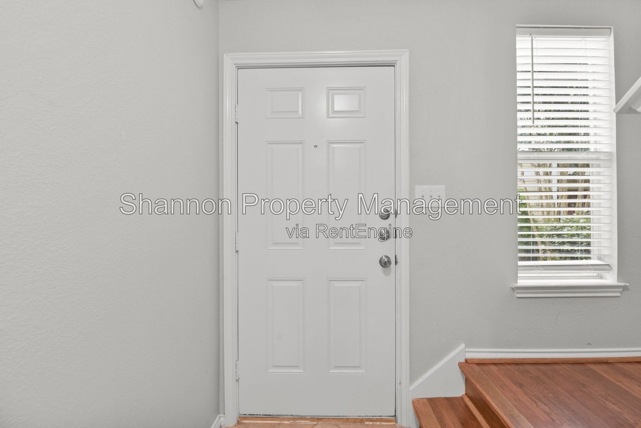 1313 Paige St - Photo 6 of 25