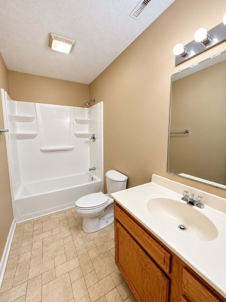 402 Hall St #C - Photo 7 of 9