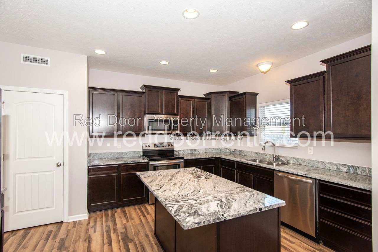 806 Kelly Pass - Photo 2 of 32