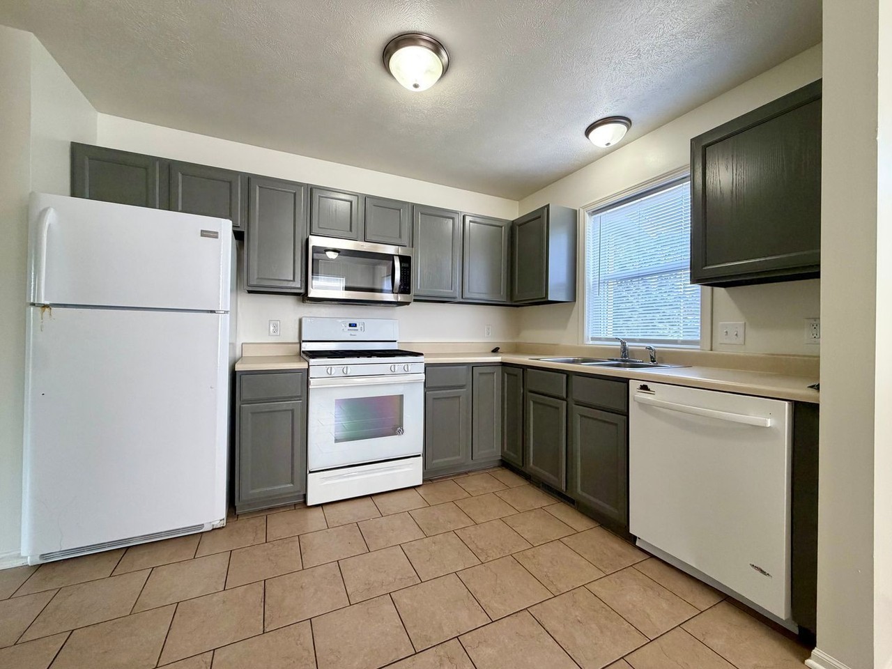 7555 Eastern Ave Se #7555 - Photo 5 of 24