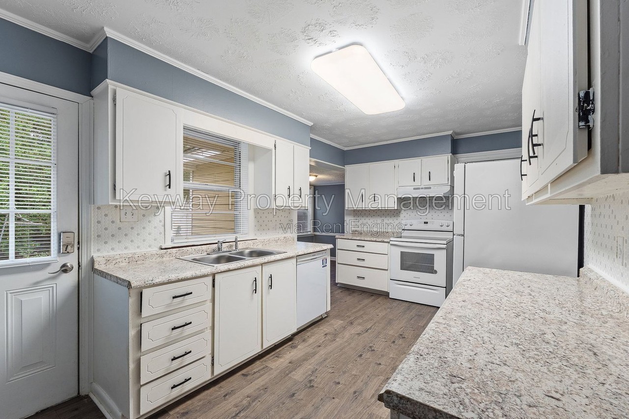 2856 Thomas Ln - Photo 7 of 25