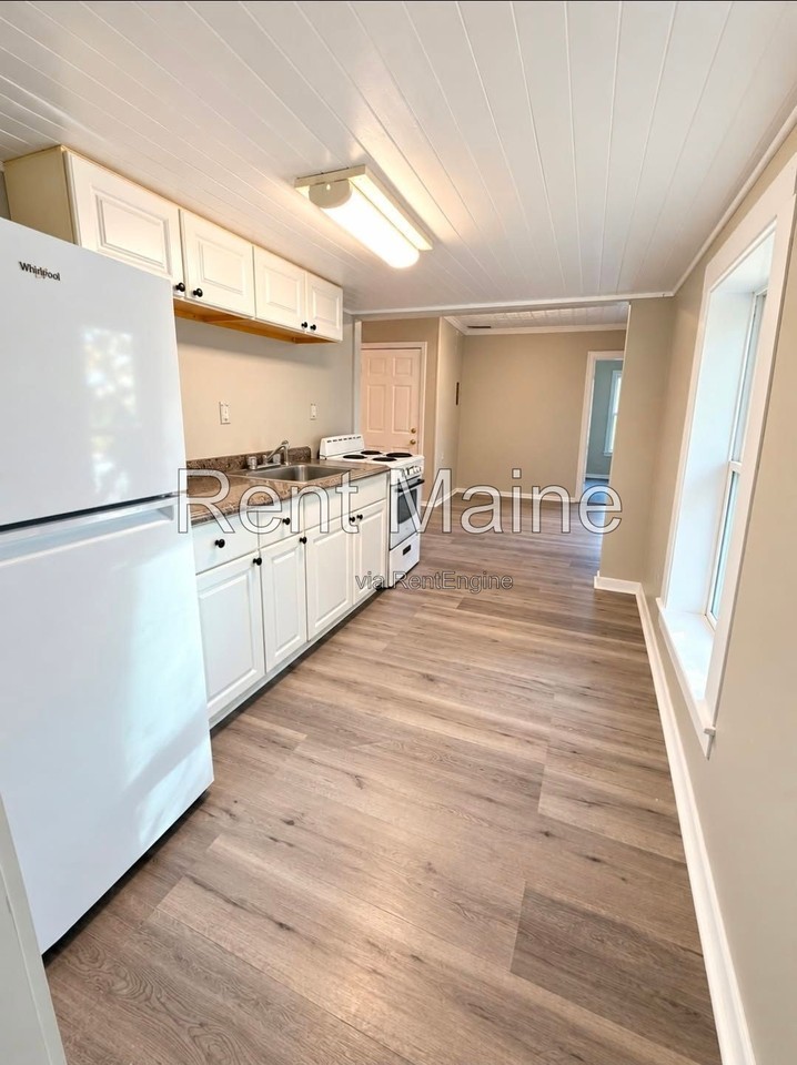 93 Pine St #B - Photo 2 of 12