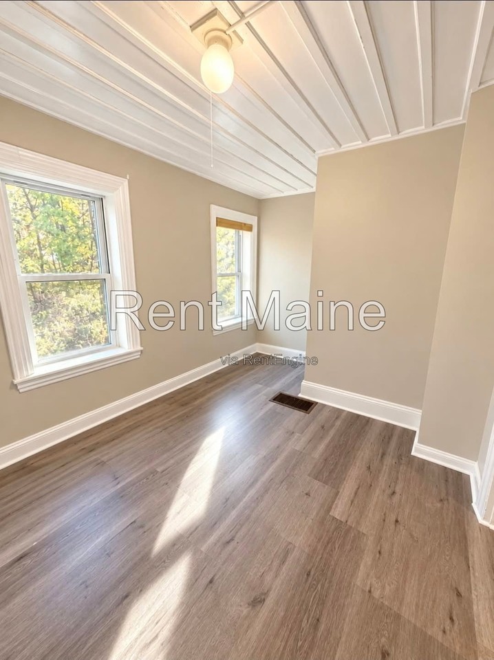 93 Pine St #B - Photo 3 of 12