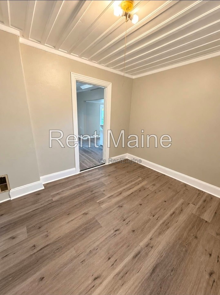 93 Pine St #B - Photo 5 of 12