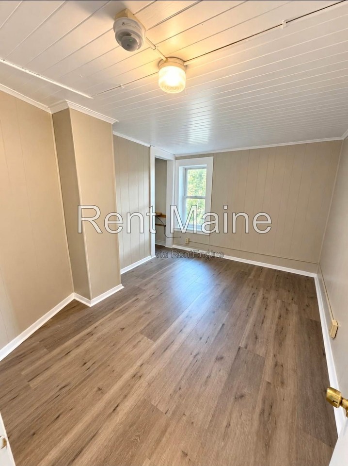 93 Pine St #B - Photo 6 of 12