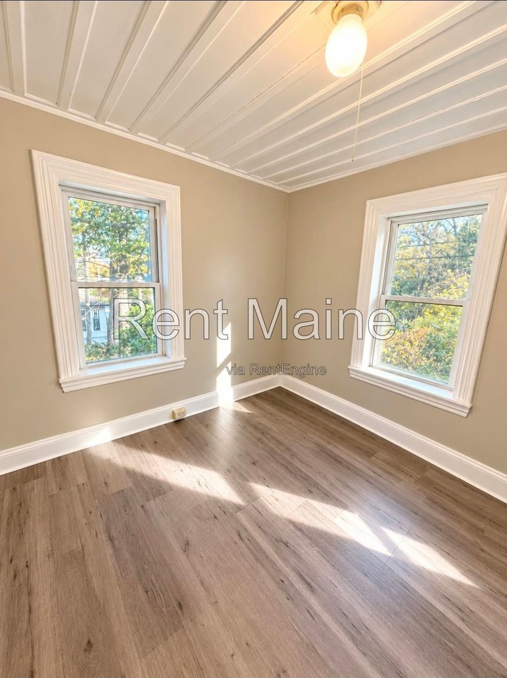 93 Pine St #B - Photo 7 of 12