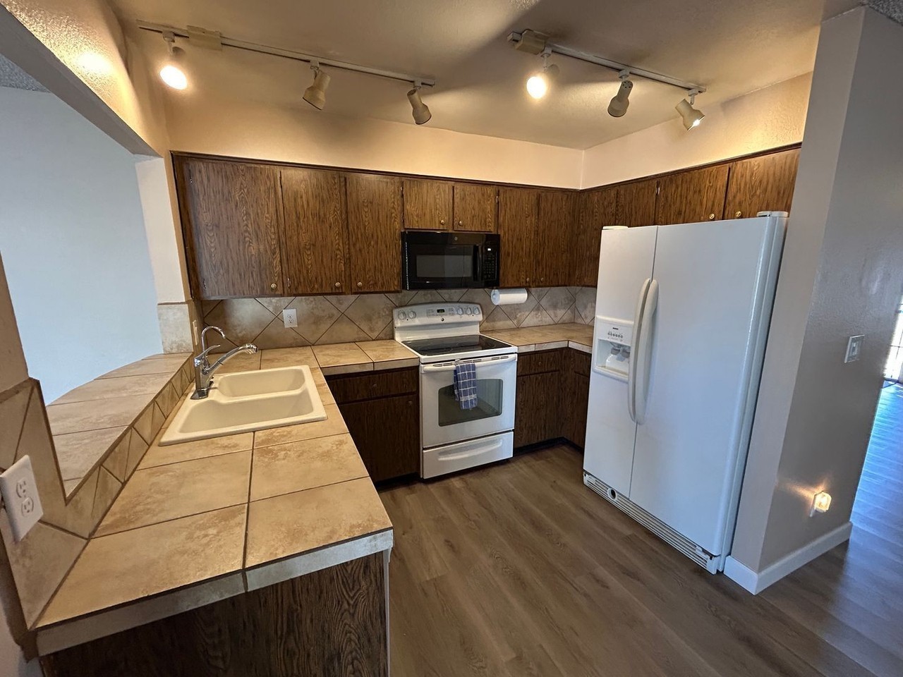 14409 N 45th Ave - Photo 3 of 17