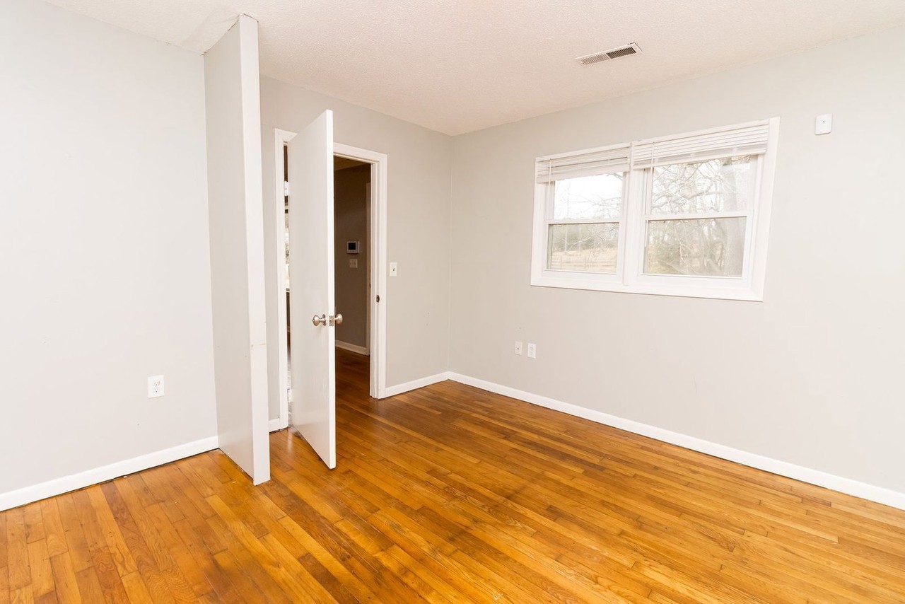 11412 London Ln - Photo 4 of 22