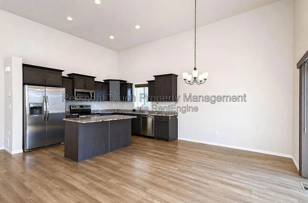 1558 68th Ave S - Photo 5 of 31
